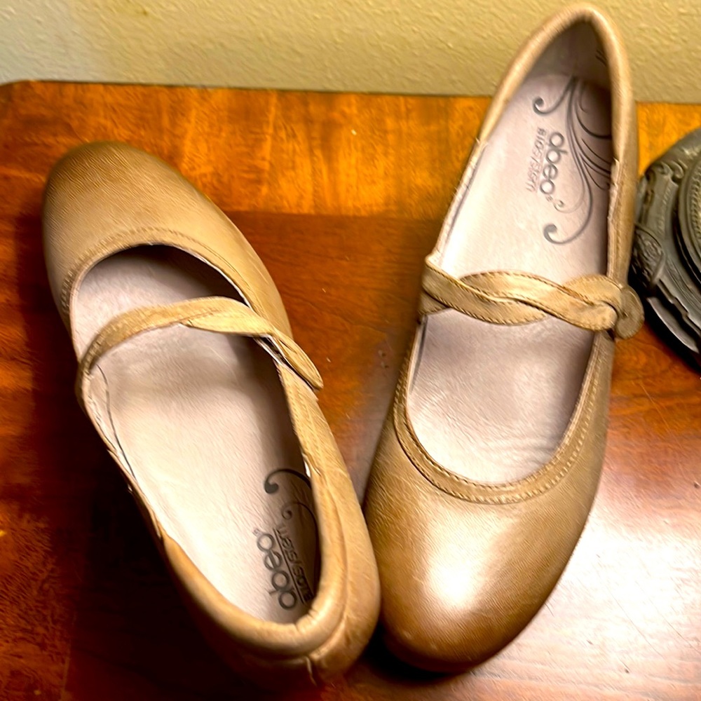 Comfortable tan mary Jane style shoe EUC
